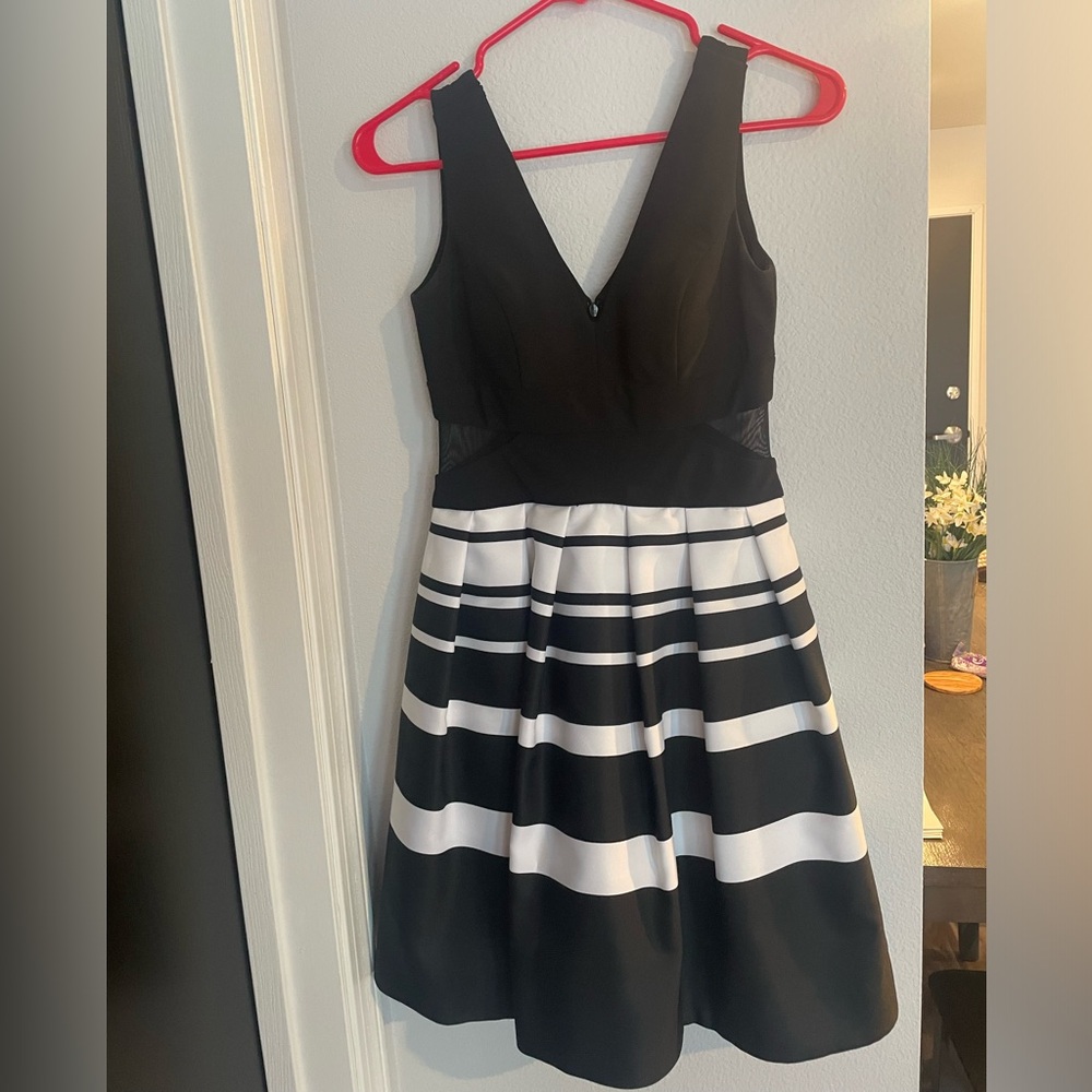 black and white dress with pockets